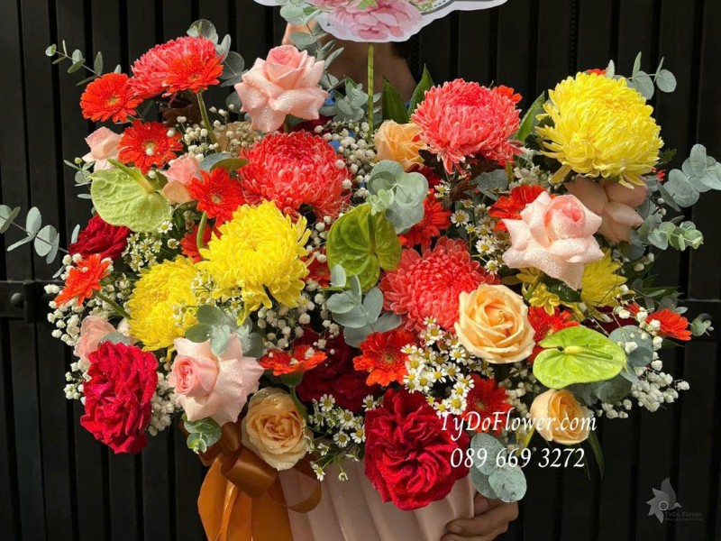 G0925688 GIỎ HOA CHÚC MỪNG Thiết kế hoa ngũ sắc Đỏ Vàng Cam Hồng Xanh, phối loại hoa ngẫu nhiên