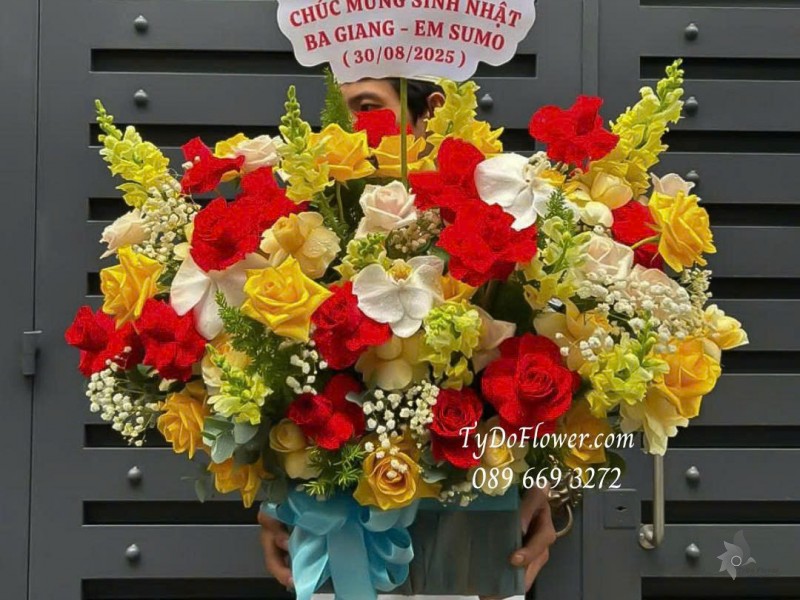 G0925689 GIỎ HOA CHÚC MỪNG SINH NHẬT Thiết kế hoa hồng vàng Victor, đỏ Ecuador, vàng Gold, kem, mõm sói