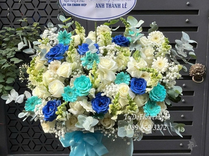 G0925690 GIỎ HOA CHÚC MỪNG SINH NHẬT Thiết kế hoa hồng trắng xanh dương, mõm sói, đồng tiền mini