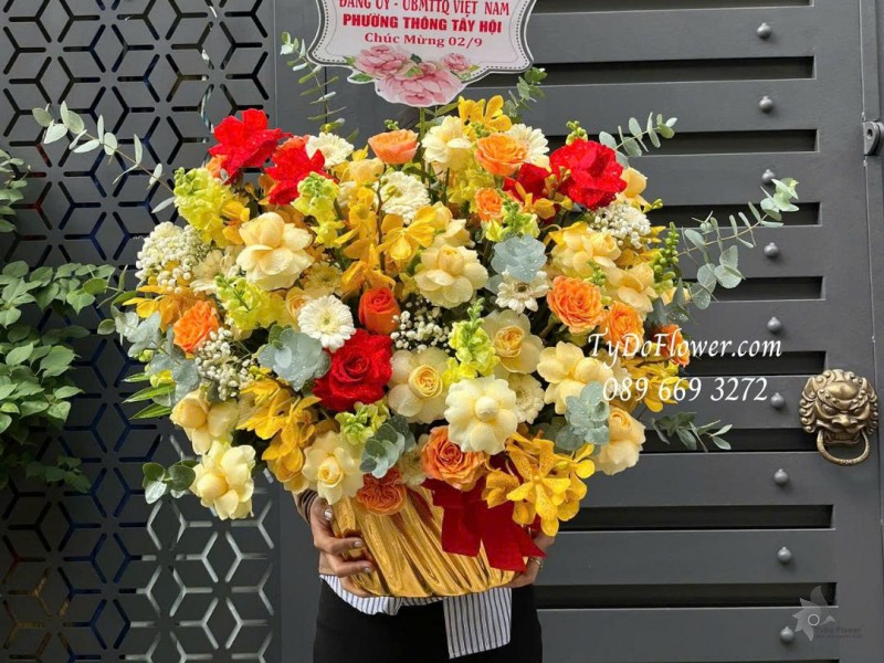 G0925691 GIỎ HOA CHÚC MỪNG Thiết kế hoa hồng vàng Victor, cam Spirit, đỏ Ecuador, lan Mokara vàng, mõm sói, đồng tiền