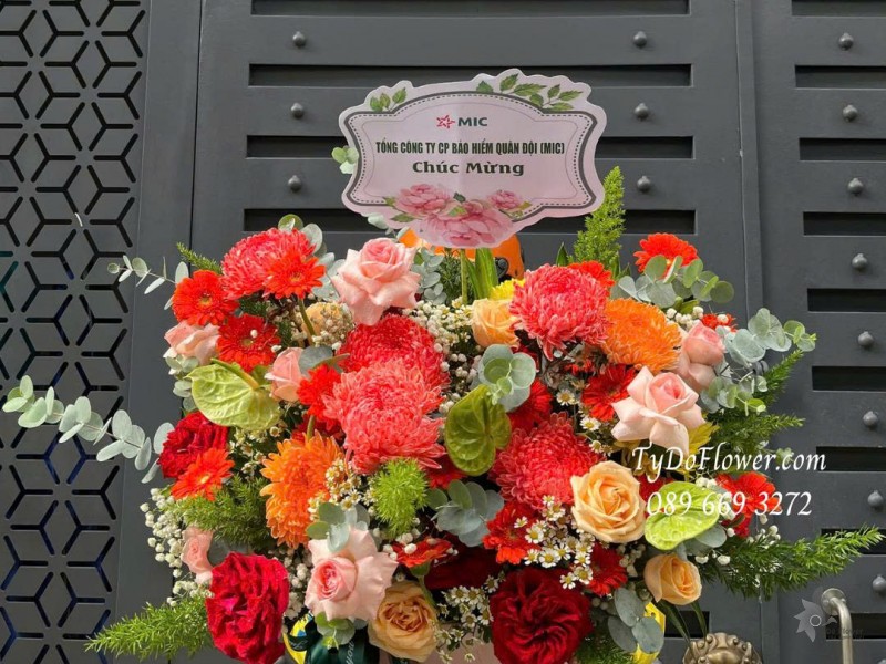G0925692 GIỎ HOA CHÚC MỪNG Thiết kế hoa ngũ sắc Đỏ Vàng Cam Hồng Xanh, phối loại hoa ngẫu nhiên