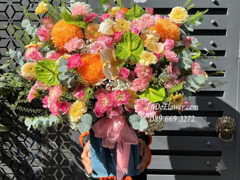 G0925694 GIỎ HOA CHÚC MỪNG SINH NHẬT Thiết kế hoa cúc mẫu đơn, hoa hồng, phăng, đồng tiền, lá hồng môn