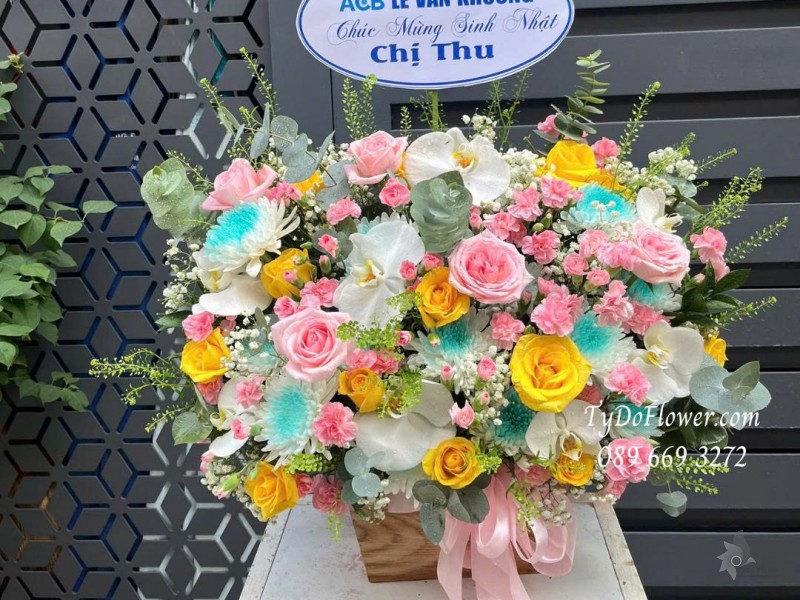 G0925700 GIỎ HOA CHÚC MỪNG SINH NHẬT Thiết kế hoa hồng Pink Ohara, Vàng Gold, lan hồ điệp, cẩm chướng nhật, cúc trắng xanh dương