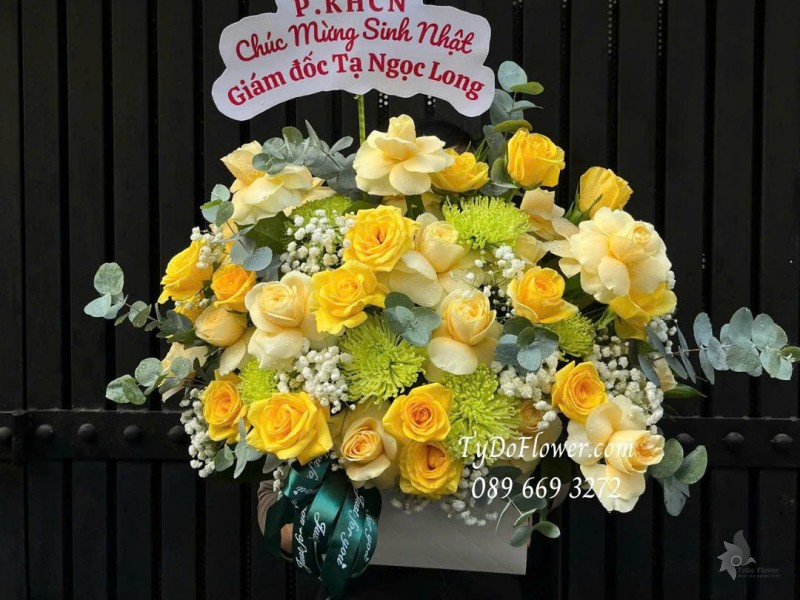 G0925703 GIỎ HOA CHÚC MỪNG SINH NHẬT Thiết kế hoa hồng vàng Victor, vàng Gold, cúc xanh lá