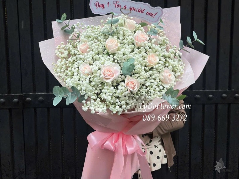 B0925707 BÓ HOA TÌNH YÊU Thiết kế hoa hồng kem, baby trắng