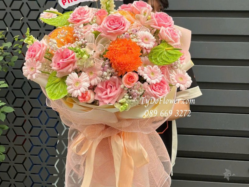 B0925715 BÓ HOA CHÚC MỪNG SINH NHẬT Thiết kế hoa hồng Pink Ohara, cúc mẫu đơn, lá môn xanh, đồng tiền mini