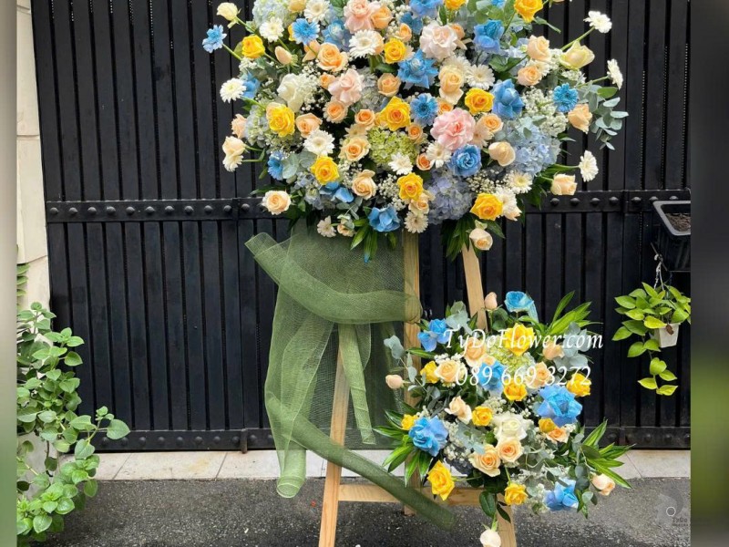 KCM0925726 KỆ HOA CHÚC MỪNG KỶ Thiết kế hoa hồng vàng Gold, trắng xanh, cam, đồng tiền mini, cẩm tú cầu