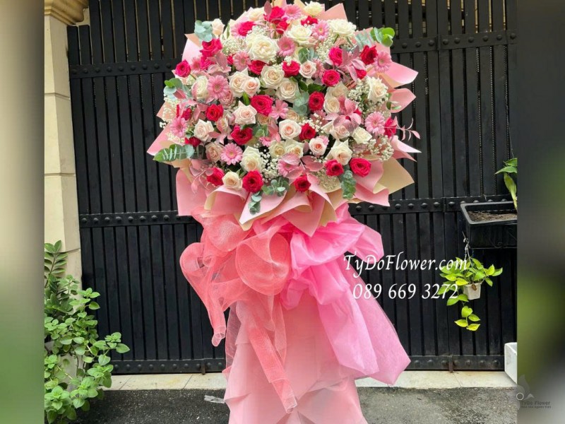 KCM0925727 KỆ HOA CHÚC MỪNG KỶ NIỆM THÀNH LẬP Thiết kế hoa hồng Pink Floyd, trắng White Ohara, hoa hồng kem, đồng tiền mini