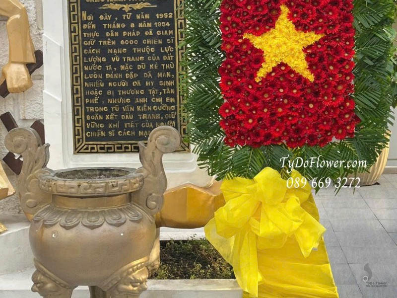 KCM0925734 KỆ HOA LÁ CỜ ĐỎ SAO VÀNG