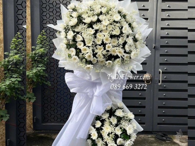 KCB0925734 KỆ HOA TANG LỄ VÒNG HOA CHIA BUỒN Hoa Kính Viếng Thiết kế 02 tầng, hoa cúc trắng, baby trắng