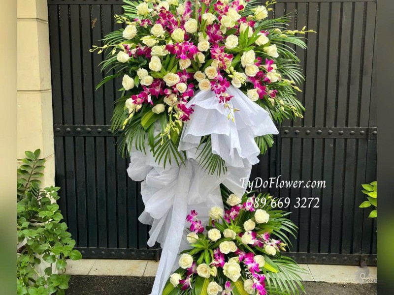 KCB0925735 KỆ HOA TANG LỄ VÒNG HOA CHIA BUỒN Hoa Kính Viếng Thiết kế 02 tầng, hoa lan tím, hoa hồng trắng