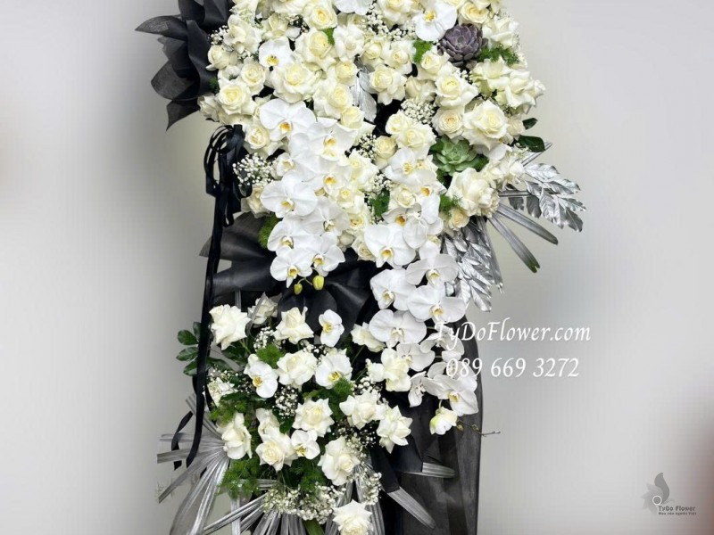KCB0925746 KỆ HOA TANG LỄ VÒNG HOA CHIA BUỒN Hoa Kính Viếng Thiết kế 02 tầng, hoa hồng trắng, lan hồ điệp, sen đá