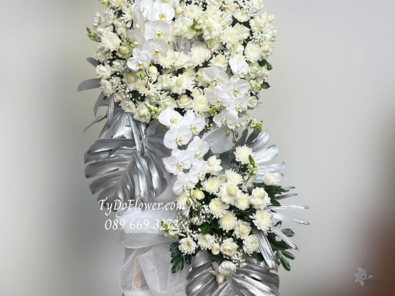 KCB0925749 KỆ HOA TANG LỄ VÒNG HOA CHIA BUỒN Hoa Kính Viếng Thiết kế 02 tầng, hoa hồng, lan hồ điệp, mõm sói, cúc, baby trắng