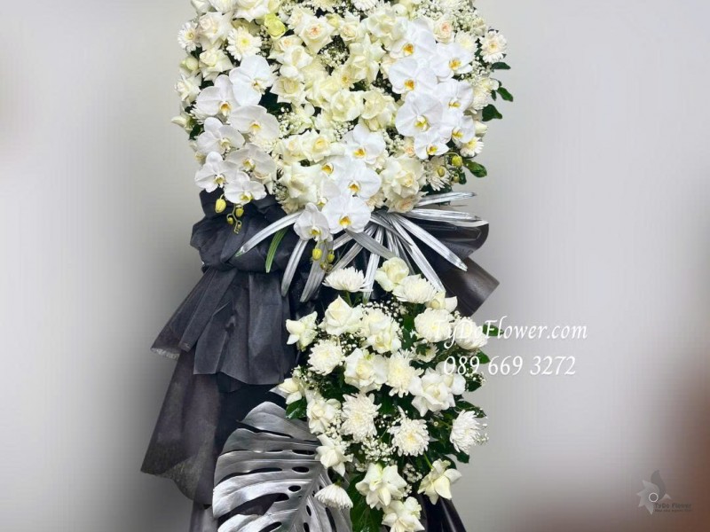 KCB0925750 KỆ HOA TANG LỄ VÒNG HOA CHIA BUỒN Hoa Kính Viếng Thiết kế 02 tầng, hoa hồng, lan hồ điệp, mõm sói, cúc, baby trắng