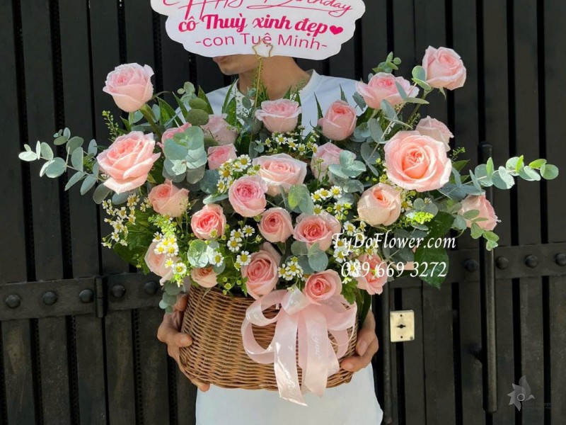 G1025780 GIỎ HOA MỪNG SINH NHẬT Thiết kế hoa hồng Julibee