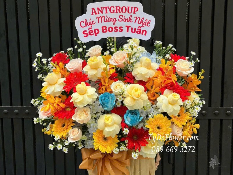 G1025782 GIỎ HOA MỪNG SINH NHẬT SẾP Thiết kế hoa hồng Victor, Mondial, đồng tiền, lan Mokara