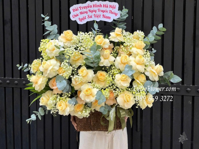 G1025784 GIỎ HOA CHÚC MỪNG NGÀY TRUYỀN THỐNG Thiết kế hoa hồng vàng Victor
