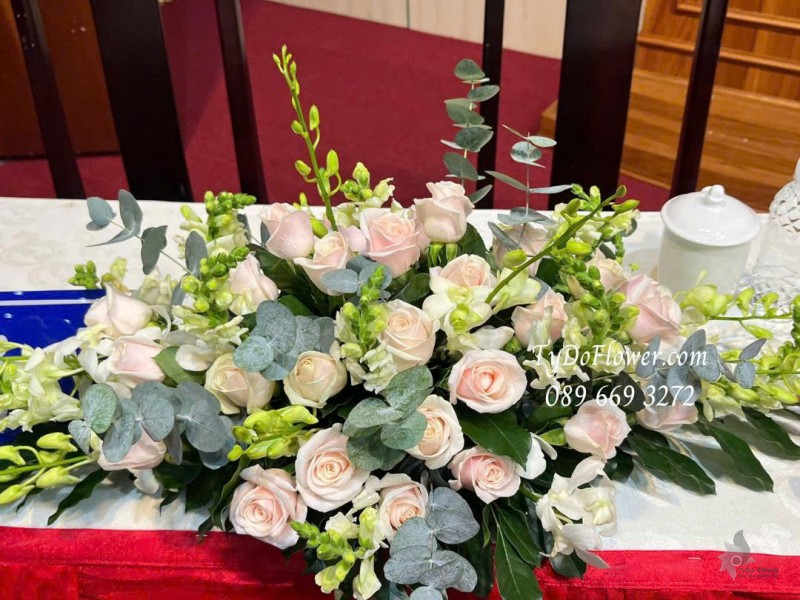 L1025790 ĐẶT TỪ 02 LẴNG BÁT HOA BÀN CHỦ TỊCH THƯ KÝ Thiết kế Hoa Hồng Kem, Lan Trắng, Mõm Sói