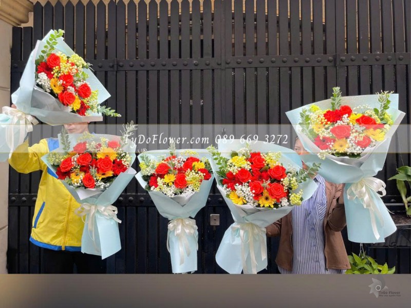 B1025792 ĐẶT TỪ 05 BÓ HOA TẶNG ĐẠI BIỂU Thiết kế Hoa Hồng Đỏ, Đồng Tiền Vàng