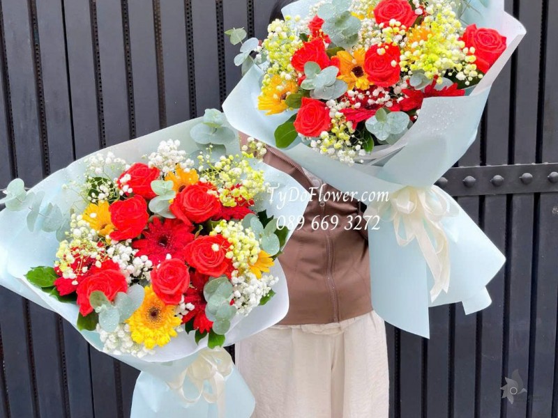 B1025795 ĐẶT TỪ 02 BÓ HOA TẶNG ĐẠI BIỂU Thiết kế Hoa Hồng Đỏ, Đồng Tiền Vàng