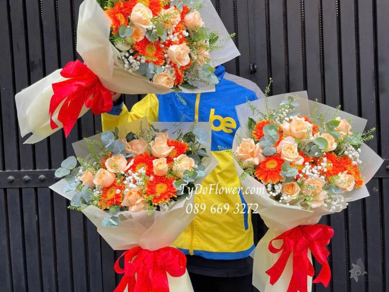 B1025796 ĐẶT TỪ 03 BÓ HOA CHÚC MỪNG Thiết kế hoa hồng cam, đồng tiền cam