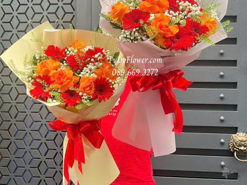 B1025797 ĐẶT TỪ 02 BÓ HOA CHÚC MỪNG Thiết kế hoa hồng cam, đồng tiền đỏ