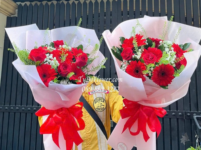 B1025798 ĐẶT TỪ 02 BÓ HOA CHÚC MỪNG Thiết kế hoa hồng đỏ, đồng tiền đỏ