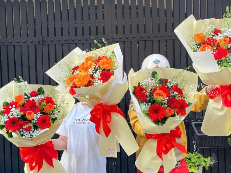 B1025802 ĐẶT TỪ 04 BÓ HOA CHÚC MỪNG Thiết kế hoa hồng cam, đồng tiền đỏ