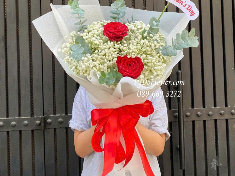 B1025807 BÓ HOA CHÚC MỪNG Thiết kế hoa hồng đỏ Ecuador, baby trắng