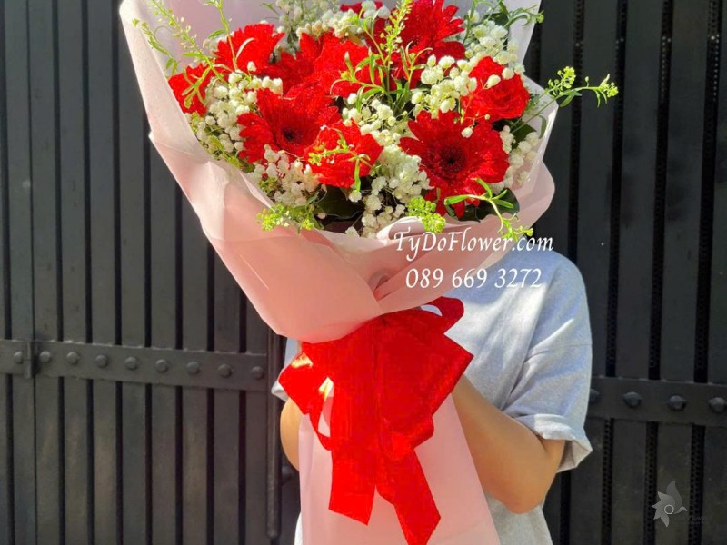 B1025809 BÓ HOA CHÚC MỪNG Thiết kế hoa hồng đỏ, đồng tiền đỏ