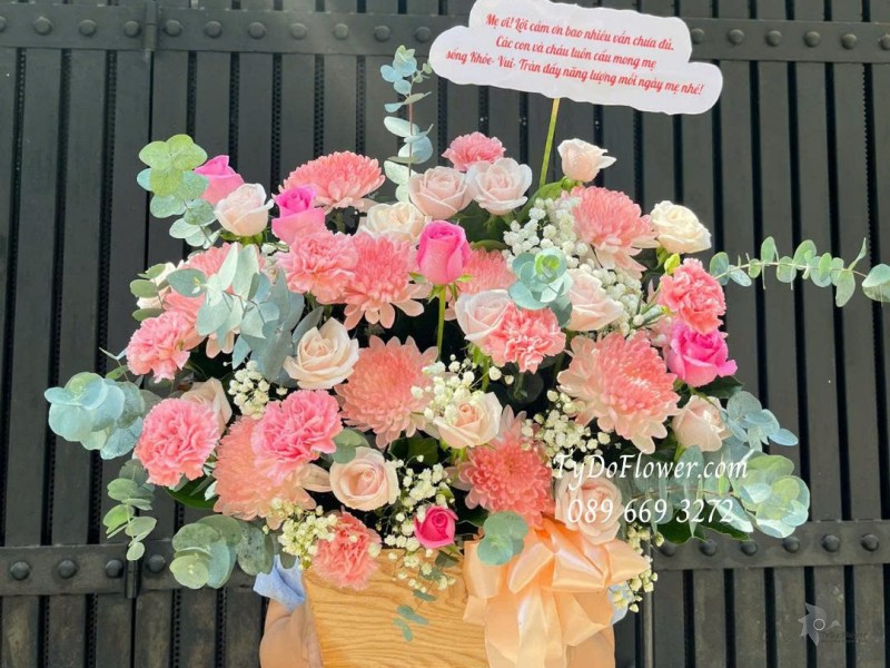 G1025821 GIỎ HOA CHÚC MỪNG Thiết kế hoa hồng, cúc nhuộm màu