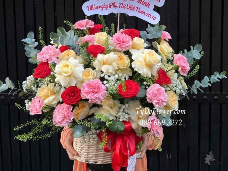 G1025825 GIỎ HOA CHÚC MỪNG Thiết kế hoa hồng vàng Victor, đỏ Ecuador, phăng hồng