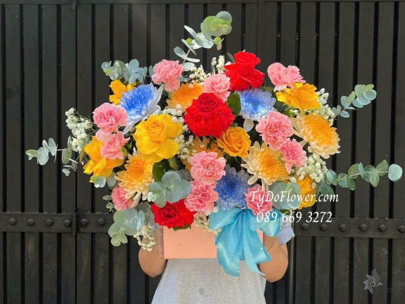 G1025827 GIỎ HOA CHÚC MỪNG Thiết kế hoa đa sắc đỏ hồng vàng xanh, loại hoa phối ngẫu nhiên