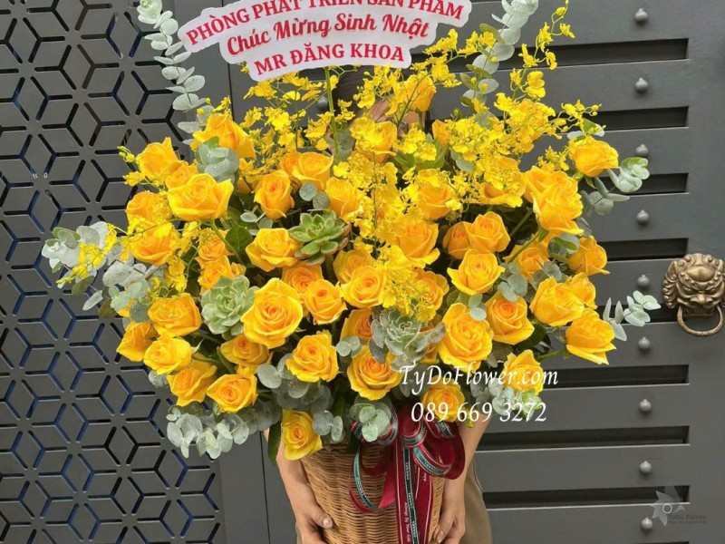 G1025833 GIỎ HOA CHÚC MỪNG SINH NHẬT Thiết kế hoa hồng vàng Gold, lan vũ nữ