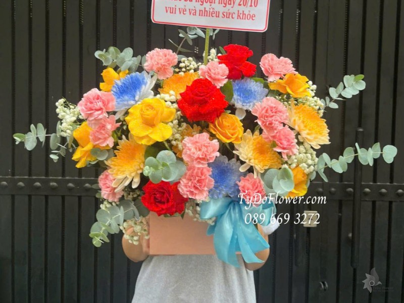 G1025834 GIỎ HOA TẶNG BÀ NGOẠI Thiết kế hoa đa sắc đỏ hồng vàng xanh, loại hoa phối ngẫu nhiên