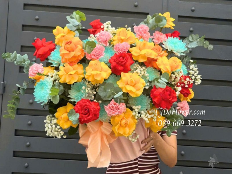 G1025835 GIỎ HOA CHÚC MỪNG Thiết kế hoa đa sắc đỏ hồng vàng xanh, loại hoa phối ngẫu nhiên