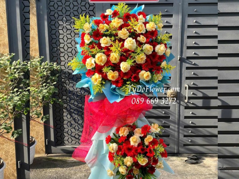 KCM1025843 KỆ HOA CHÚC MỪNG KHAI TRƯƠNG HỒNG PHÁT Thiết kế hoa hồng vàng Victor, đồng tiền đỏ trên nền giấy mỹ thuật cao cấp