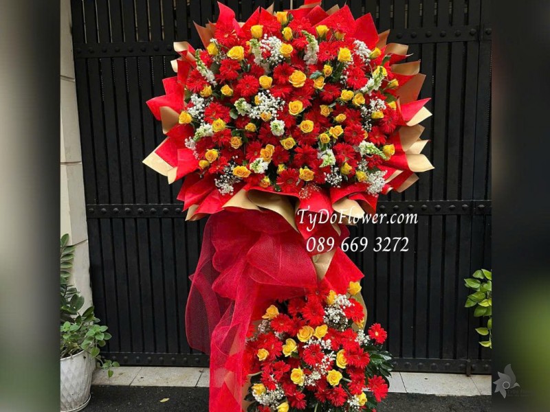 KCM1025848 KỆ HOA CHÚC MỪNG Thiết kế hoa hồng vàng Hellen, đồng tiền đỏ trên nền giấy mỹ thuật cao cấp