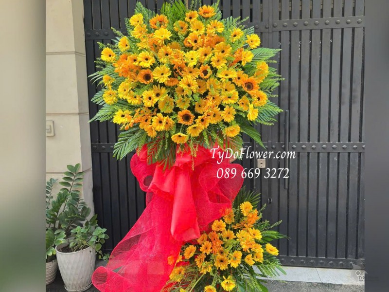 KCM1025860 KỆ HOA CHÚC MỪNG Thiết kế hoa hướng dương, đồng tiền, lan mokara