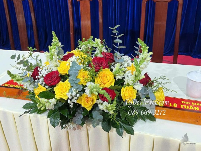 L1025862 HOA ĐỂ BÀN ĐẠI BIỂU THƯ KÝ Thiết kế Hoa hồng đỏ vàng