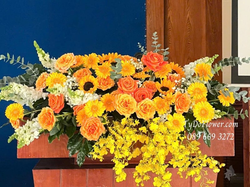 L1025864 HOA TRANG TRÍ BỤC PHÁT BIỂU Thiết kế Hoa hồng cam Spirit, hướng dương, đồng tiền, lan vũ nữ