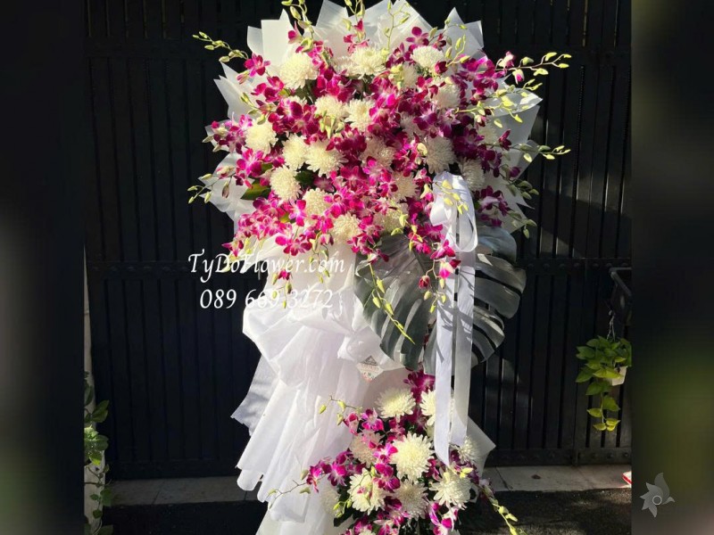 KCB1025874 KỆ HOA TANG LỄ VÒNG HOA CHIA BUỒN Kính Viếng Thiết kế hoa cúc Magum, lan tím, lá trầu bà nam mỹ