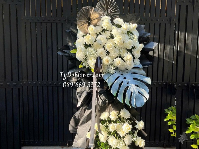 KCB1025875 KỆ HOA TANG LỄ VÒNG HOA CHIA BUỒN Kính Viếng Thiết kế hoa cúc Magum, hoa hồng trắng, lá trầu bà nam mỹ