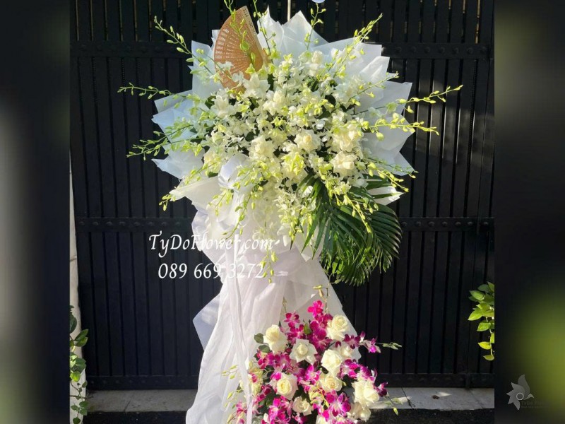 KCB1025876 KỆ HOA TANG LỄ VÒNG HOA CHIA BUỒN Kính Viếng Thiết kế hoa hồng trắng, lan trắng, lan tím