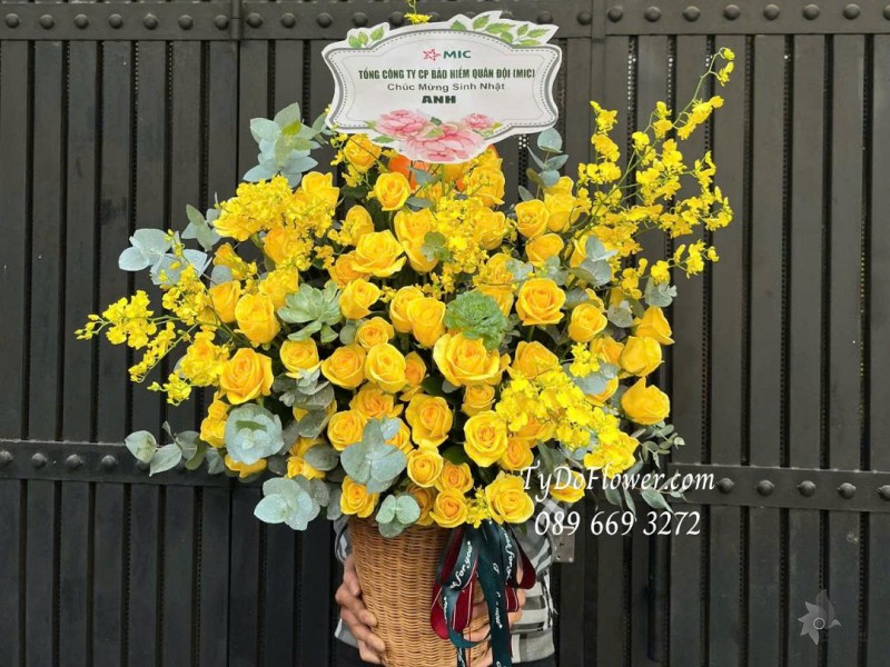 G1125880 GIỎ HOA CHÚC MỪNG SINH NHẬT Thiết kế hoa hồng vàng gold, lan vũ nữ