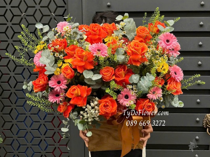 G1125891 GIỎ HOA CHÚC MỪNG Thiết kế hoa hồng Cam Quốc Vương