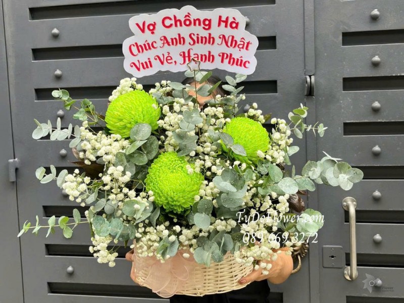 G1125893 GIỎ HOA CHÚC MỪNG SINH NHẬT Thiết kế hoa cúc mẫu đơn xanh lá