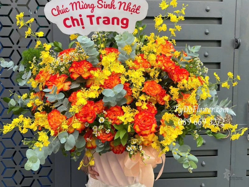 G1125895 GIỎ HOA CHÚC MỪNG SINH NHẬT Thiết kế hoa hồng cam lửa, hoa lan vũ nữ