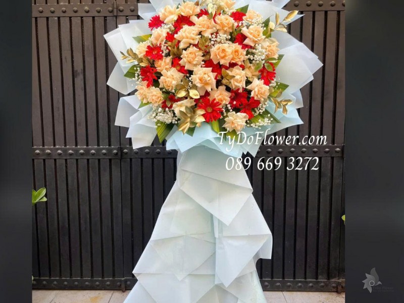 KCM0126017 KỆ HOA CHÚC MỪNG Thiết kế hoa hồng cam, đồng tiền cam