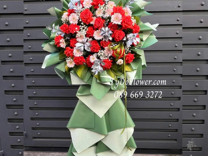 KCM0126018 KỆ HOA CHÚC MỪNG Thiết kế hoa hồng đỏ, đồng tiền mini hồng